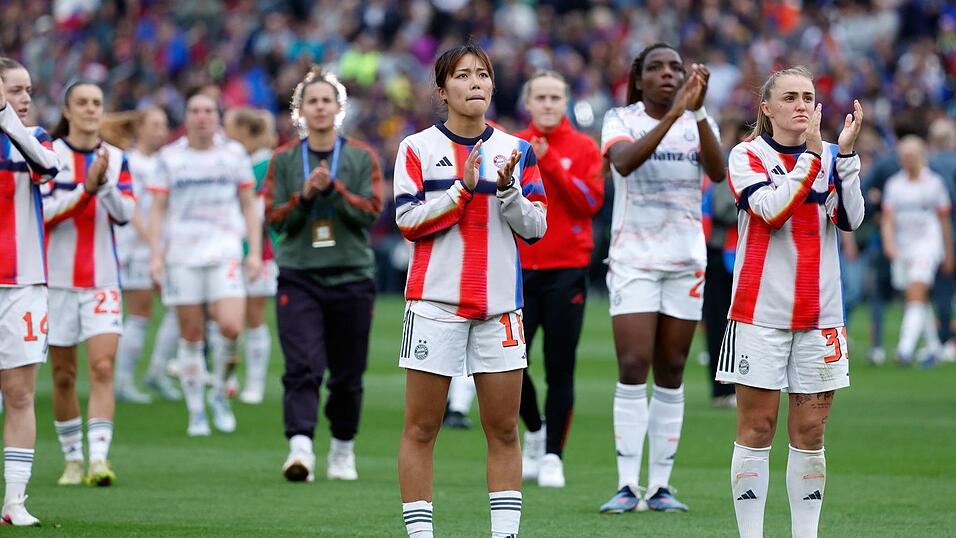 Raus mit Applaus: die Bayern-Frauen mit Momoko Tanikawa (Vordergrund) in Barcelona.