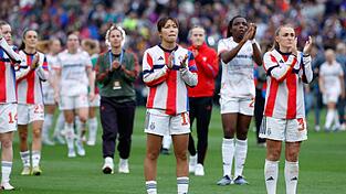 Raus mit Applaus: die Bayern-Frauen mit Momoko Tanikawa (Vordergrund) in Barcelona.
