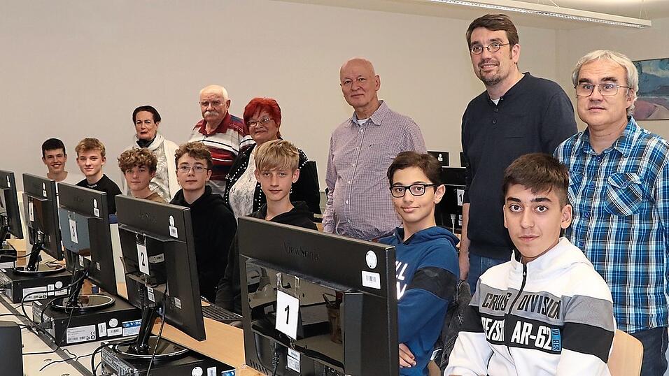 Der Anfang für den Kurs 'IT für alle' an der Kastulus-Realschule ist gemacht: (hinten von links) Dagmar Seghutera, Otto Klink, Barbara Kuttler, Matthias Lung vom Seniorenbeirat Moosburg, Wahlfachleiter Herwig Solf, Konrektor Michael Wagensohner, (vorne von links) Cédric Grube, Tim Riedel, Jonathan Altmann, Leonhard Franzke, Dairis Drobisevskis, Hadi Sharbaji und Abdul Rahimli.