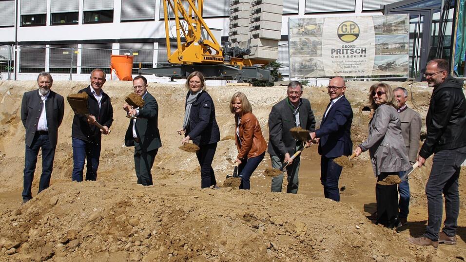 Symbolischer Spatenstich f&uuml;r die neue Turnhalle.