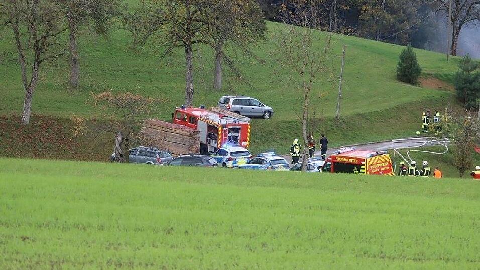Die Feuerwehr konnte ein Übergreifen des Brandes auf den umliegenden Wald verhindern.