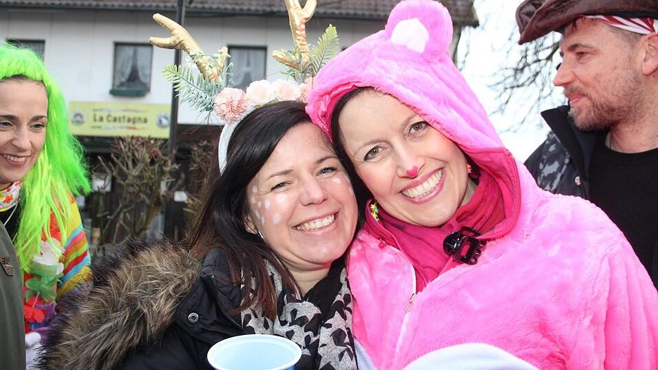 Viele Faschings-Fans haben sich am Samstag den Umzug in Langenbach angesehen. Viele Faschings-Fans haben sich am Samstag den Umzug in Langenbach angesehen.