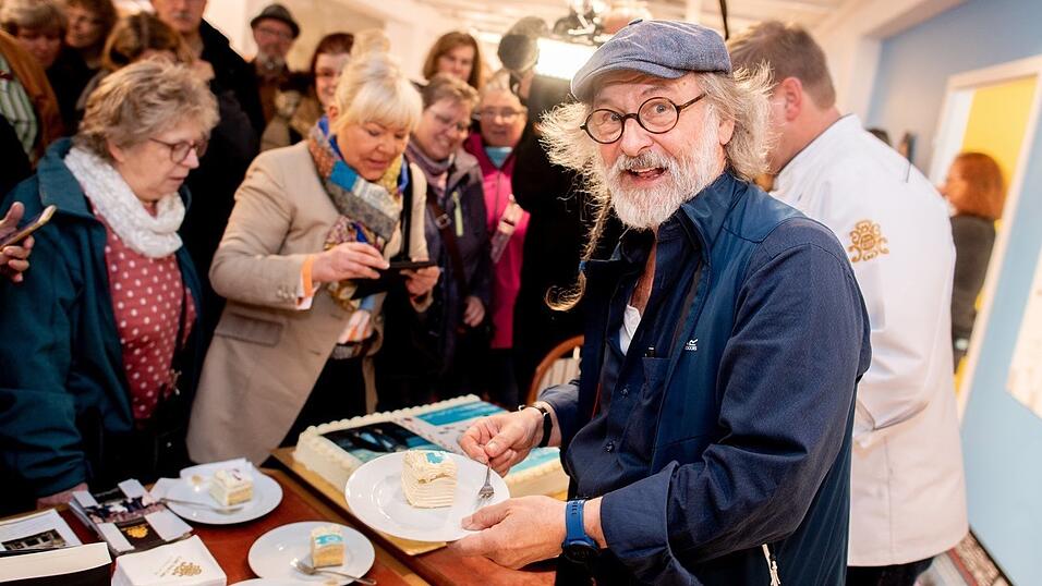 Der Autor verteilt bei der Er&ouml;ffnung des Ostfriesischen Krimimuseums Kuchen an Fans.