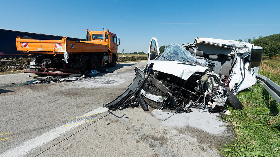 Zwei Menschen - darunter ein 15-jähriges Mädchen - mussten diesen Unfall auf der A3 bei Deggendorf mit ihrem Leben bezahlen. (Foto: Armin Weigel/dpa) Zwei Menschen - darunter ein 15-jähriges Mädchen - mussten diesen Unfall auf der A3 bei Deggendorf mit ihrem Leben bezahlen. (Foto: Armin Weigel/dpa)