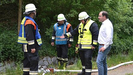 B&uuml;rgermeister Oberhofer (r.) und die FFW-F&uuml;hrungskr&auml;fte begutachteten die Schwerpunkte der &Uuml;bung.