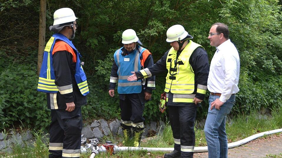 Bürgermeister Oberhofer (r.) und die FFW-Führungskräfte begutachteten die Schwerpunkte der Übung. Bürgermeister Oberhofer (r.) und die FFW-Führungskräfte begutachteten die Schwerpunkte der Übung.