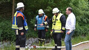 B&uuml;rgermeister Oberhofer (r.) und die FFW-F&uuml;hrungskr&auml;fte begutachteten die Schwerpunkte der &Uuml;bung.