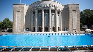 Vor der Volksb&uuml;hne steht nun ein tempor&auml;rer Pool. (Archivbild)
