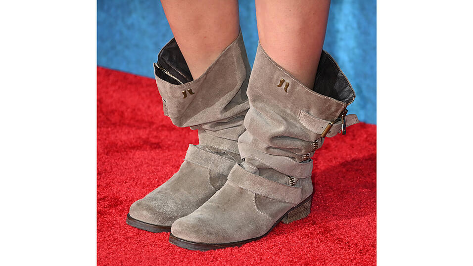 Slouchy Boots sind ein Trend, der aus den 2000er-Jahren zurück ist. Slouchy Boots sind ein Trend, der aus den 2000er-Jahren zurück ist.