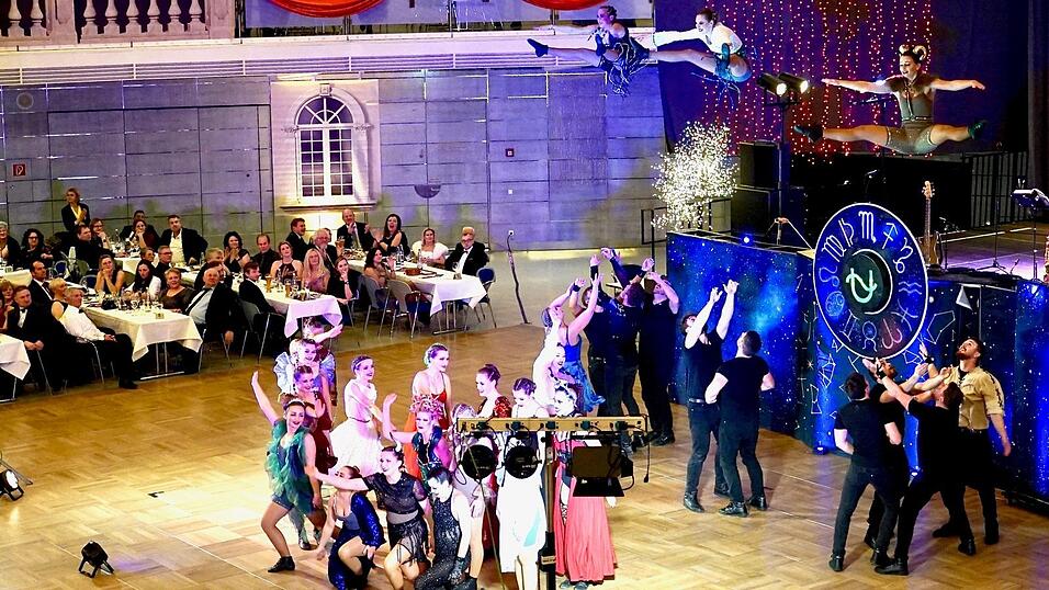 Bis unter die Decke der Fraunhoferhalle geht das Showprogramm der 'Members of Dance beim CSU-Ball. Das Angebot an Schwarz-Weiß-Bällen ist vielfältig. Greifen sie einfach zu!