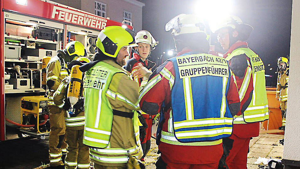 Die Einsatz- und Gruppenleiter der beiden Wehren besprechen die Vorgehensweise f&uuml;r den gemeinsamen Einsatz.