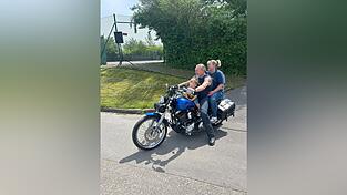 Günther Zöllner mit Leon und Cordula auf der Harley. Günther Zöllner mit Leon und Cordula auf der Harley.