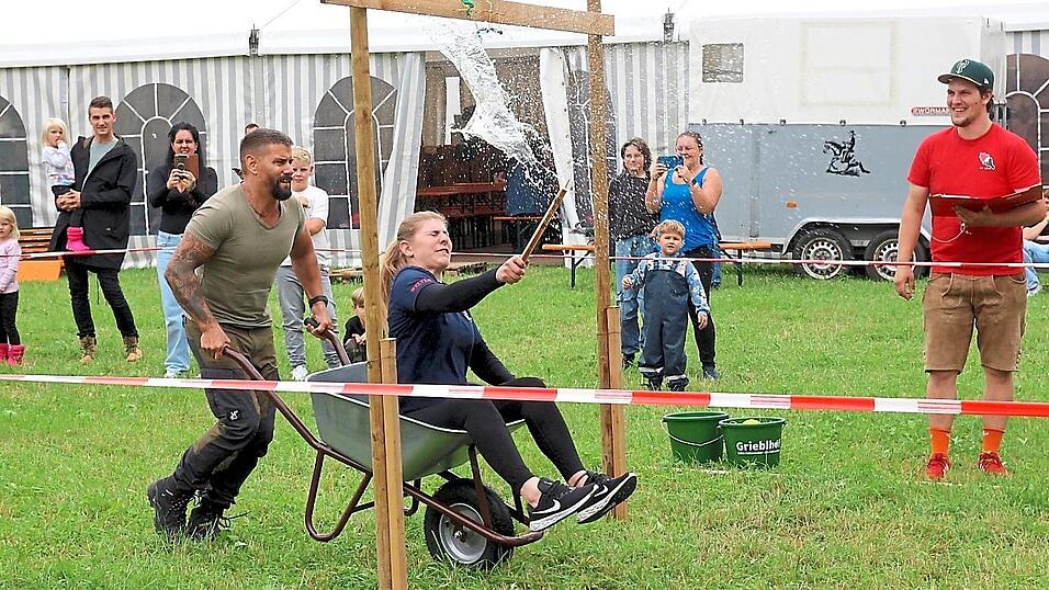 Beim Schubkarrenrennen durften die Teilnehmer nicht wasserscheu sein.