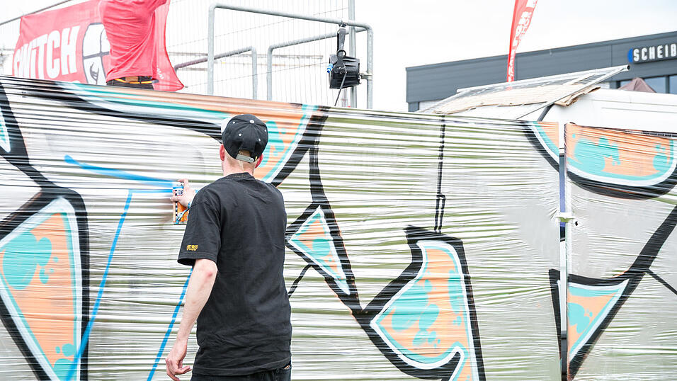 Auch am Samstag sind die Besucher auf dem Pfingst-Open-Air gut drauf. (Foto: Susanne Raith) Auch am Samstag sind die Besucher auf dem Pfingst-Open-Air gut drauf. (Foto: Susanne Raith)