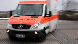 Der 59-Jährige hat sich bei seinem Sturz schwer verletzt. (Symbolbild)