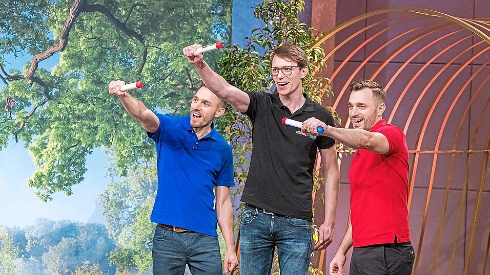 Rainer Lauberger (l.) und Thomas Moch (r.) präsentierten mit Thomas Eichstetter ihr elektronisches Wurfspielzeug. Heute kümmern sie sich im Hintergrund um technische Details. Rainer Lauberger (l.) und Thomas Moch (r.) präsentierten mit Thomas Eichstetter ihr elektronisches Wurfspielzeug. Heute kümmern sie sich im Hintergrund um technische Details.