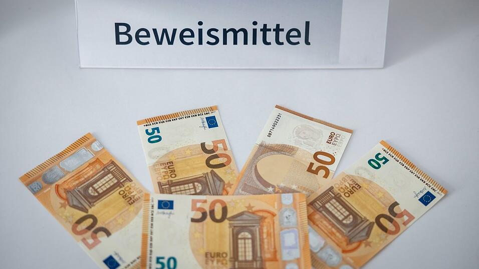 Die beiden Verdächtigen sollen nach bisherigem Ermittlungsstand mehr als 300.000 Euro Falschgeld hergestellt und in Umlauf gebracht haben. Die beiden Verdächtigen sollen nach bisherigem Ermittlungsstand mehr als 300.000 Euro Falschgeld hergestellt und in Umlauf gebracht haben.