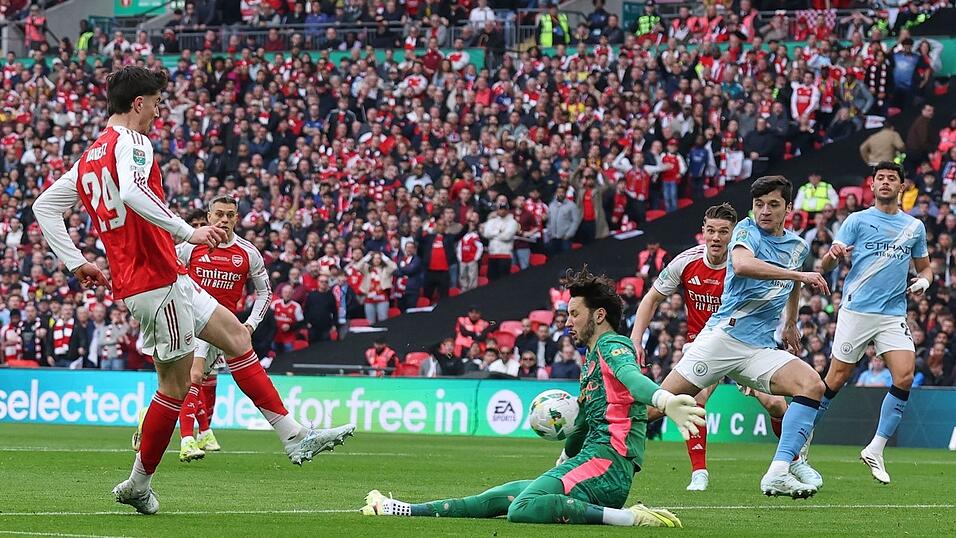 Vergibt Chance gegen City-Torwart James Trafford: Kai Harvertz.