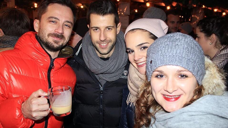 Seit einigen Jahren gehört auch die Weihnachtspyramide am Bischof-Sailer-Platz zur festen Institution zur Weihnachtszeit in Landshut, und ist vor allem bei der jüngeren Generation sehr beliebt. Seit einigen Jahren gehört auch die Weihnachtspyramide am Bischof-Sailer-Platz zur festen Institution zur Weihnachtszeit in Landshut, und ist vor allem bei der jüngeren Generation sehr beliebt.