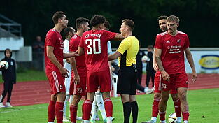 Das Hinspiel zwischen Seebach b (in Rot) und Landshut (1:0-Sieg f&uuml;r die SpVgg) war hitzig. Denn Seebach kassierte zwei Platzverweise gegen Stefan Trifterer (Rot) und gegen Kilian Grabolle (Gelb-Rot).
