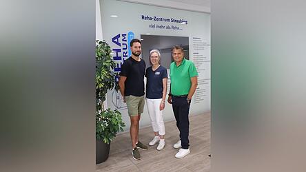 Simon Hager (l.) von der operativen Gesch&auml;ftsf&uuml;hrung, leitende &Auml;rztin Dr. Isolde Leeb und gesch&auml;ftsf&uuml;hrender Gesellschafter Dr. Wolf-Dieter Hierl.