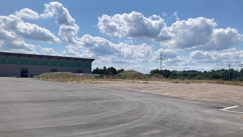Neben den Hallen der Firma Rädlinger Primus Line im Gewerbepark Chammünster ist eine E-Tankstelle geplant. Neben den Hallen der Firma Rädlinger Primus Line im Gewerbepark Chammünster ist eine E-Tankstelle geplant.