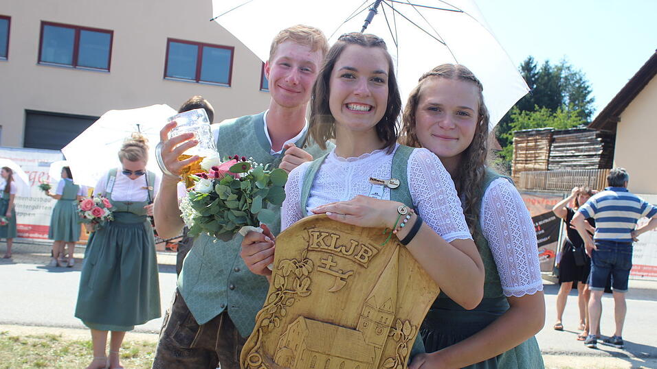 Stolz präsentierten die Landjugendmitglieder ihr Vereinstaferl. Stolz präsentierten die Landjugendmitglieder ihr Vereinstaferl.