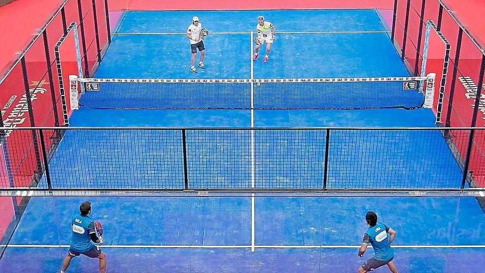 Padelplätze sind nur halb so groß wie ein normaler Tennisplatz, außerdem sind sie umzäunt. Zwei solcher Plätze will der TC Rot-Weiß Cham im nächsten Jahr bauen. Padelplätze sind nur halb so groß wie ein normaler Tennisplatz, außerdem sind sie umzäunt. Zwei solcher Plätze will der TC Rot-Weiß Cham im nächsten Jahr bauen.