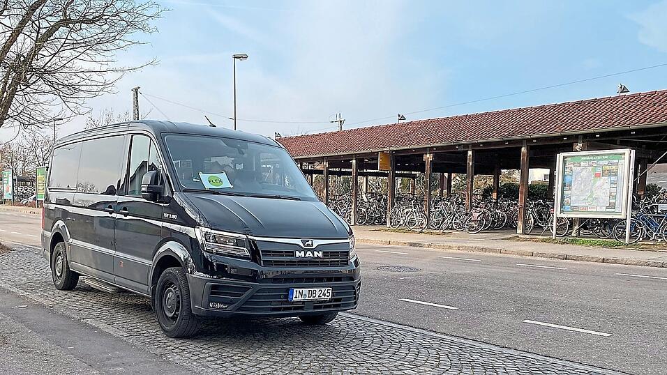 Die FLEX-Rufbusse sind seit einem Monat auf Bestellung im Moosburger Stadtgebiet unterwegs, in K&uuml;rze sollen die provisorisch beschrifteten Fahrzeuge eindeutig erkennbar im blau-gr&uuml;nen MVV-Design gestaltet werden.