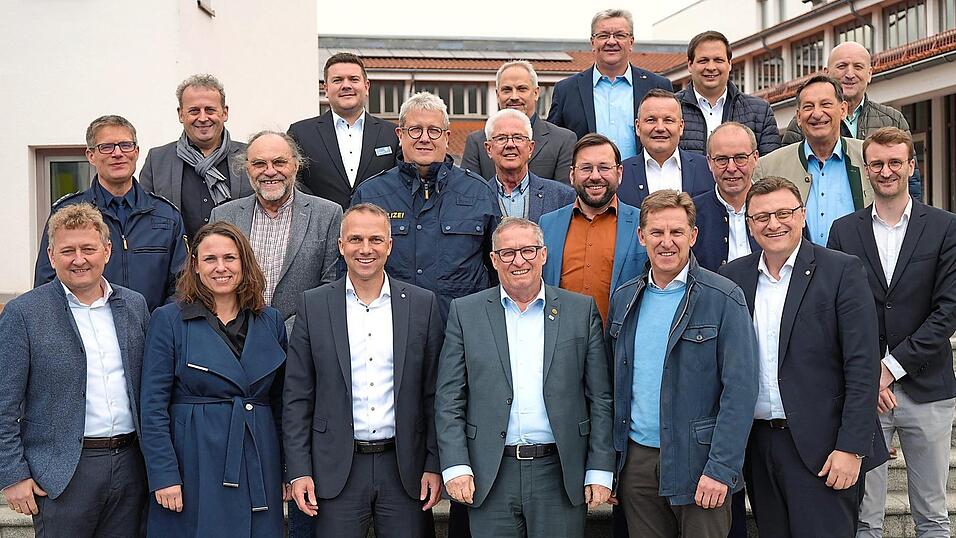 Die Bürgermeister des Landkreises mit den Referenten des Tages Die Bürgermeister des Landkreises mit den Referenten des Tages