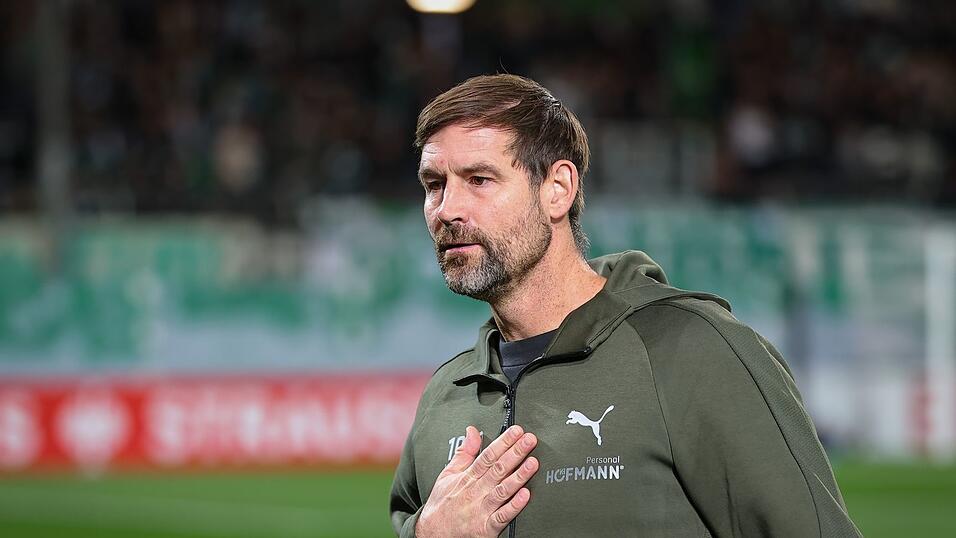 Trainer Thomas Kleine kündigt die Entscheidung für das Tor an.