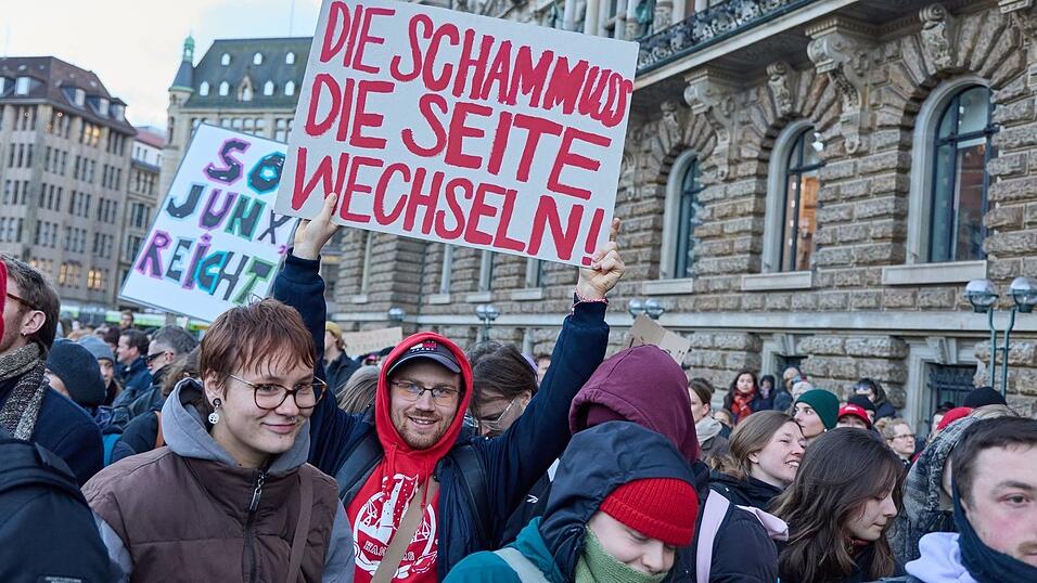 Die Demonstranten forderten: «Die Scham muss die Seite wechseln». Die Demonstranten forderten: «Die Scham muss die Seite wechseln».