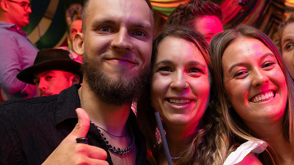 Als die Kapelle Josef Menzl am Montag, 10. August, im Festzelt Weckmann aufspielte, war die Stimmung ausgelassen. Als die Kapelle Josef Menzl am Montag, 10. August, im Festzelt Weckmann aufspielte, war die Stimmung ausgelassen.