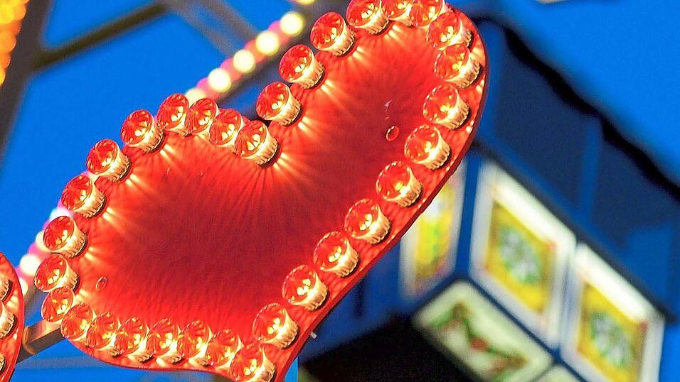 Wer ein Herz für das Volksfest hat, darf sich schon auf die Fünfte Jahreszeit 2023 freuen. Wer ein Herz für das Volksfest hat, darf sich schon auf die Fünfte Jahreszeit 2023 freuen.