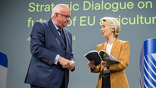 EU-Kommissionspräsidentin Ursula von der Leyen erhält den vom Vorsitzenden Peter Strohschneider den Abschlussbericht des 'strategischen Dialogs' über die Zukunft der EU-Landwirtschaft. EU-Kommissionspräsidentin Ursula von der Leyen erhält den vom Vorsitzenden Peter Strohschneider den Abschlussbericht des 'strategischen Dialogs' über die Zukunft der EU-Landwirtschaft.