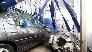 'Glückliche Fügung' oder 'aufgelauert' - vor Gericht widersprachen sich die Beteiligten, wie es zu dem Aufeinandertreffen in der Waschanlage gekommen ist. (Symbolbild) 'Glückliche Fügung' oder 'aufgelauert' - vor Gericht widersprachen sich die Beteiligten, wie es zu dem Aufeinandertreffen in der Waschanlage gekommen ist. (Symbolbild)