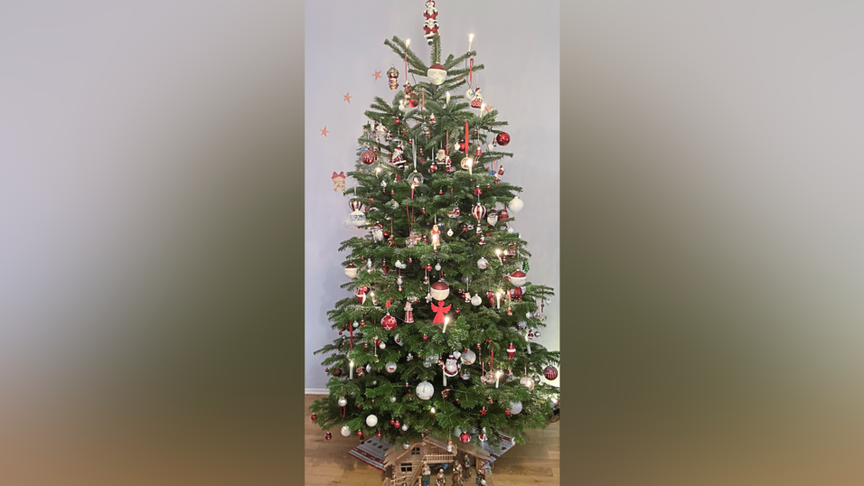 Weihnachtliche Figuren aus Holz zieren den Christbaum von Andreas Neisser.