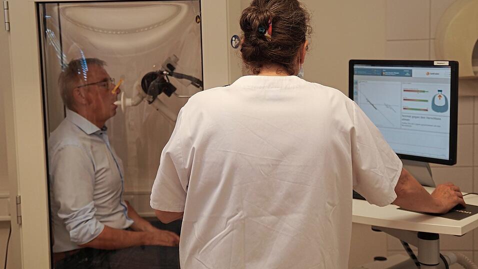 Landrat Werner Bumeder hat sich im Rahmen des Rundgangs durch die R&auml;umlichkeiten der Pneumologie einem Lungenfunktionstest unterzogen.