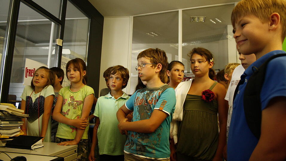 Die 4a und 4b der Grundschule Alburg besuchte am Donnerstag, 11. Juli, zusammen mit ihren Lehrerinnen Frau Scheer und Frau Schill das Verlagshaus des Straubinger Tagblatts. (Foto: Pfeffer) Die 4a und 4b der Grundschule Alburg besuchte am Donnerstag, 11. Juli, zusammen mit ihren Lehrerinnen Frau Scheer und Frau Schill das Verlagshaus des Straubinger Tagblatts. (Foto: Pfeffer)