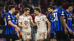 Es hätte ein Thomas-Müller-Abend werden können, dann wurde es doch eine Niederlage in Müllers vielleicht letztem Champions-League-Heimspiel als Bayern-Spieler. Zwar kam der Routinier (Nummer 25) gegen Inter nur 20 Minuten zum Einsatz, doch das reichte für ein paar Ansagen (hier mit Josip Stanisic) und ein Tor.