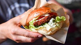 In diesem Burger steckt ein Produkt aus Pflanzen statt aus Fleisch. F&uuml;r einige Politiker war das Grund genug f&uuml;r Gesetzes&auml;nderungen. (Archivfoto)