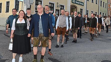 Wie k&ouml;nnte die Zukunft des Geisenhausener Volksfestes aussehen? Dar&uuml;ber wird im Markt nicht erst neuerdings diskutiert. Beim diesj&auml;hrigen Auszug mit B&uuml;rgermeister Martin Fischer und seiner Gattin herrschte jedenfalls beste Stimmung.