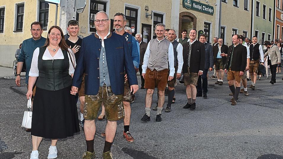 Wie könnte die Zukunft des Geisenhausener Volksfestes aussehen? Darüber wird im Markt nicht erst neuerdings diskutiert. Beim diesjährigen Auszug mit Bürgermeister Martin Fischer und seiner Gattin herrschte jedenfalls beste Stimmung. Wie könnte die Zukunft des Geisenhausener Volksfestes aussehen? Darüber wird im Markt nicht erst neuerdings diskutiert. Beim diesjährigen Auszug mit Bürgermeister Martin Fischer und seiner Gattin herrschte jedenfalls beste Stimmung.
