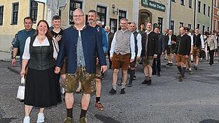 Wie könnte die Zukunft des Geisenhausener Volksfestes aussehen? Darüber wird im Markt nicht erst neuerdings diskutiert. Beim diesjährigen Auszug mit Bürgermeister Martin Fischer und seiner Gattin herrschte jedenfalls beste Stimmung. Wie könnte die Zukunft des Geisenhausener Volksfestes aussehen? Darüber wird im Markt nicht erst neuerdings diskutiert. Beim diesjährigen Auszug mit Bürgermeister Martin Fischer und seiner Gattin herrschte jedenfalls beste Stimmung.