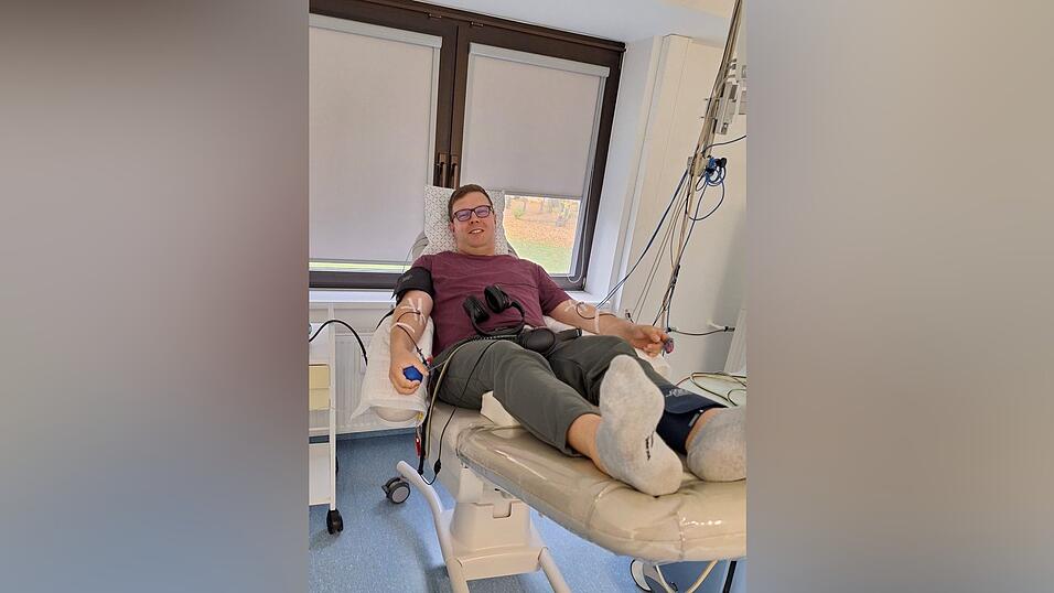 Georg Hiltensberger bei seiner Stammzellenspende. Er hat für einen kranken Menschen Stammzellen gespendet. Georg Hiltensberger bei seiner Stammzellenspende. Er hat für einen kranken Menschen Stammzellen gespendet.