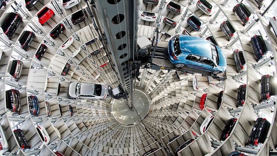 Neuwagen von Volkswagen stehen in den Autot&uuml;rmen der Autostadt am VW-Werk.