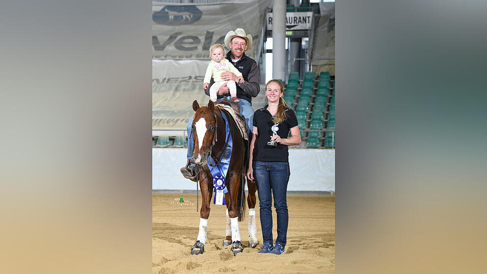 Familie Valtl freut sich &uuml;ber den Siegerpokal.