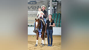 Familie Valtl freut sich &uuml;ber den Siegerpokal.