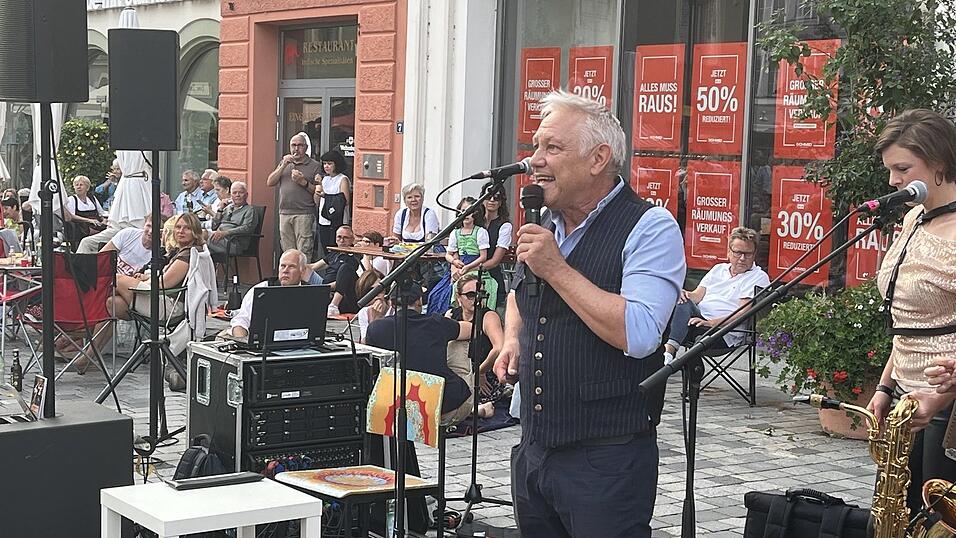 Mit Brotzeit, Getr&auml;nken und z&uuml;nftiger Musi l&auml;uteten die Straubingerinnen und Straubinger voller Vorfreude ihre 'F&uuml;nfte Jahreszeit' ein.