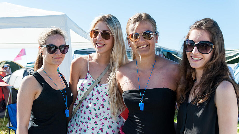 Ein Streifzug durch das Campinggelände: Trotz heißer Temperaturen sind die Festivalbesucher bestens gelaunt. (Foto: Susanne Raith) Ein Streifzug durch das Campinggelände: Trotz heißer Temperaturen sind die Festivalbesucher bestens gelaunt. (Foto: Susanne Raith)
